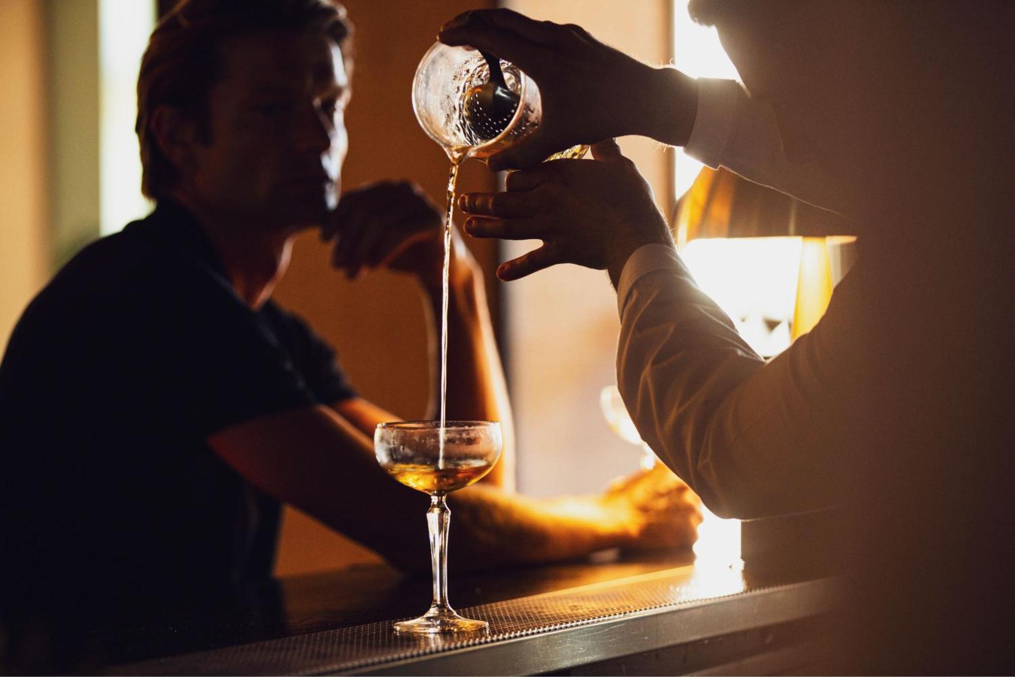 Domes Lake Algarve, Autograph Collection Vilamoura Dış mekan fotoğraf A bartender preparing a cocktail