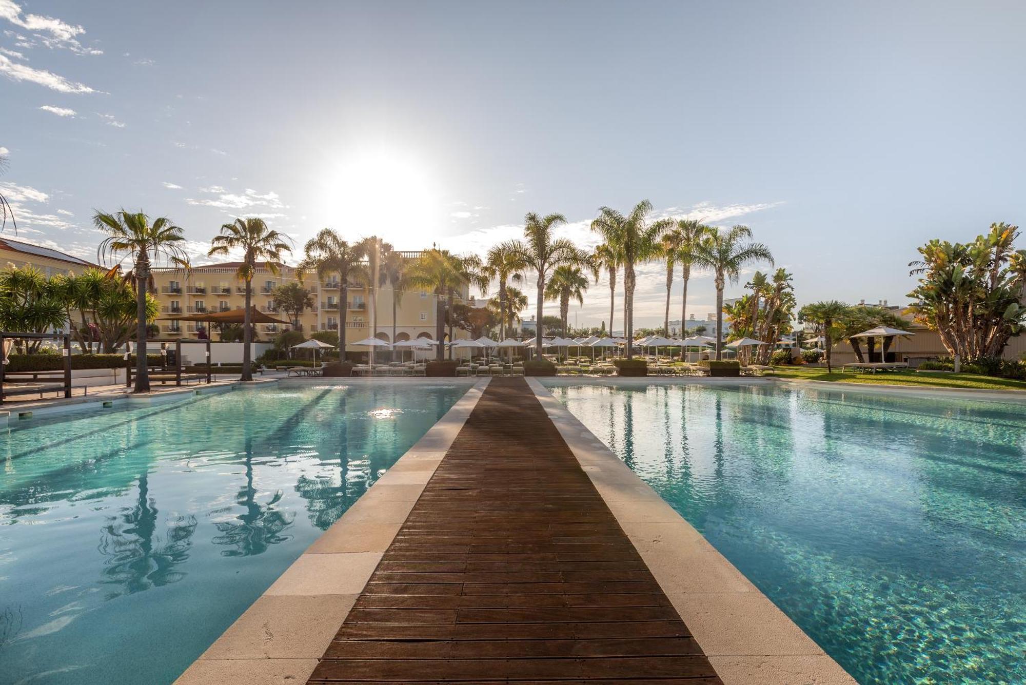 Domes Lake Algarve, Autograph Collection Vilamoura Dış mekan fotoğraf The swimming pool at the resort