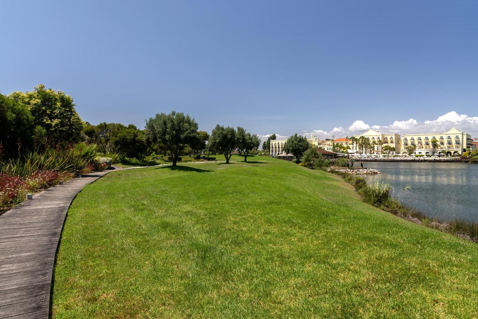Domes Lake Algarve, Autograph Collection Vilamoura Dış mekan fotoğraf View of the park