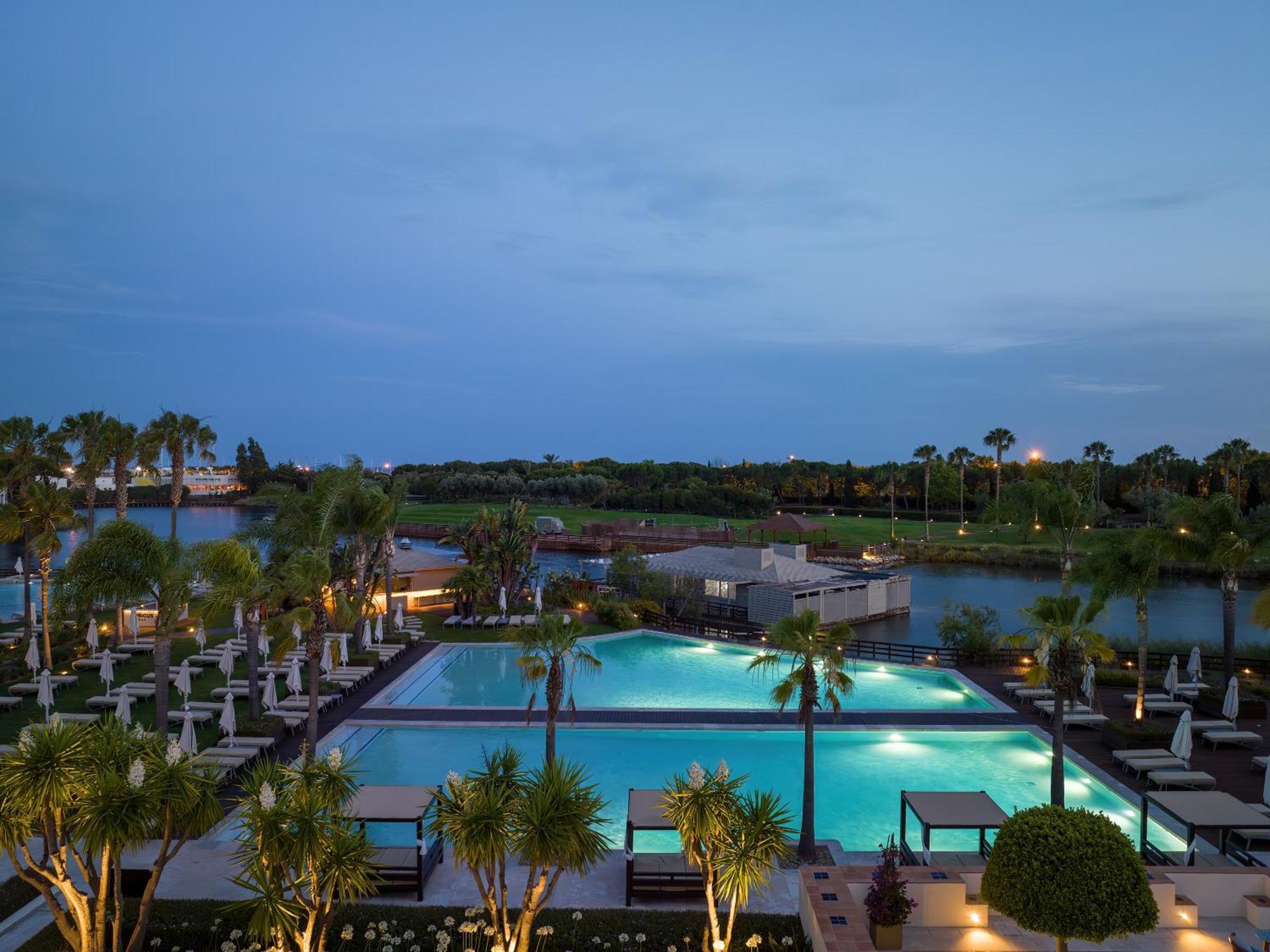 Domes Lake Algarve, Autograph Collection Vilamoura Dış mekan fotoğraf The resort's main pool