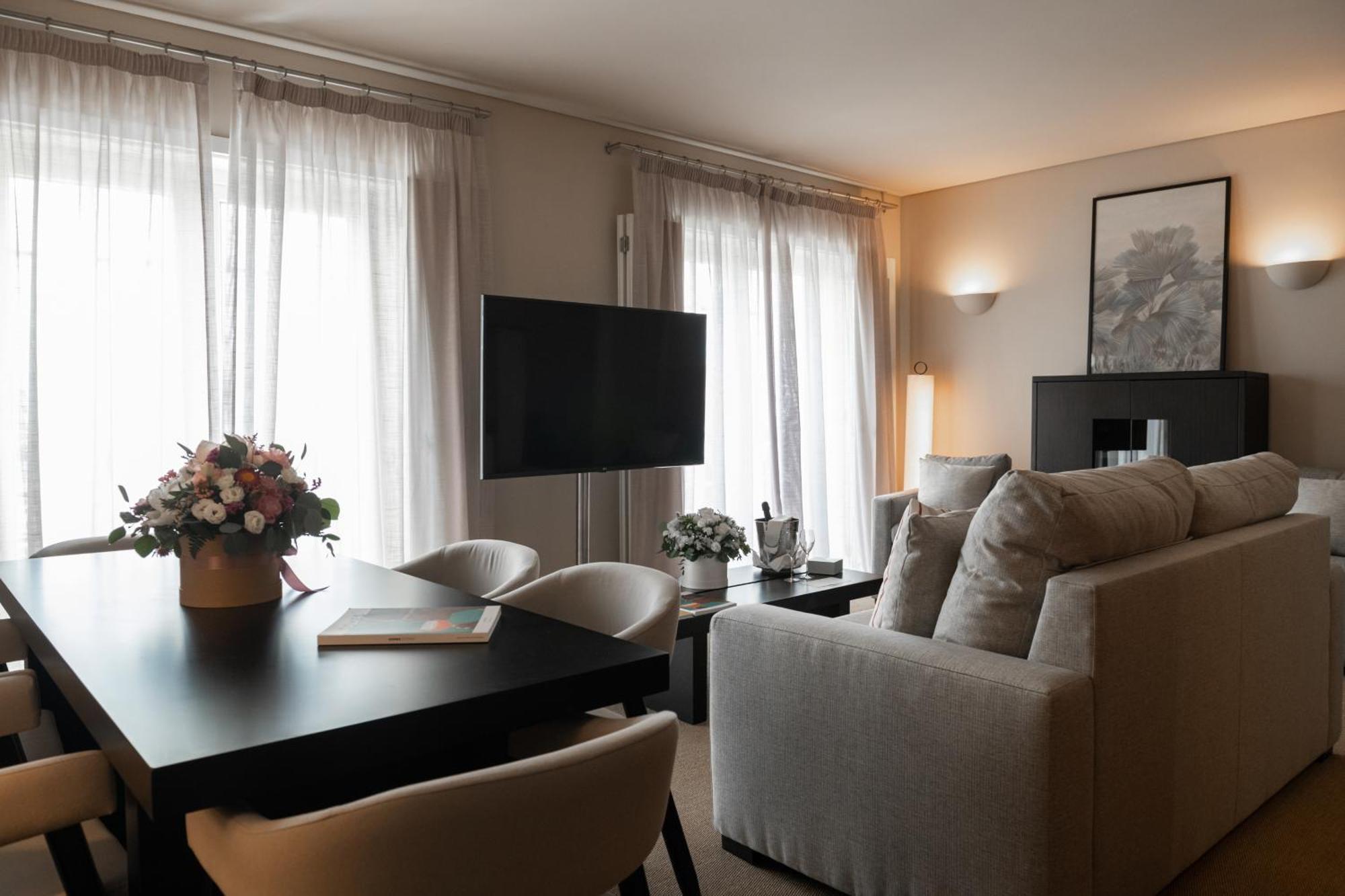 Domes Lake Algarve, Autograph Collection Vilamoura Dış mekan fotoğraf A living room in a serviced apartment in Madrid, Spain